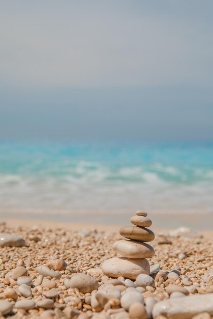 Foto rocce in equilibrio sulla spiaggia del mare