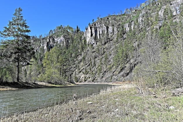 Foto rocce sulle rive del fiume zilim