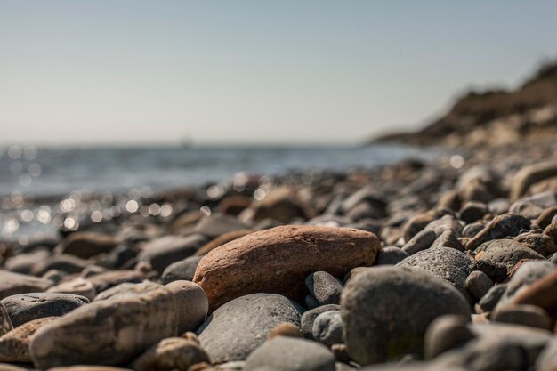 Photo rocks on beach against clear sky