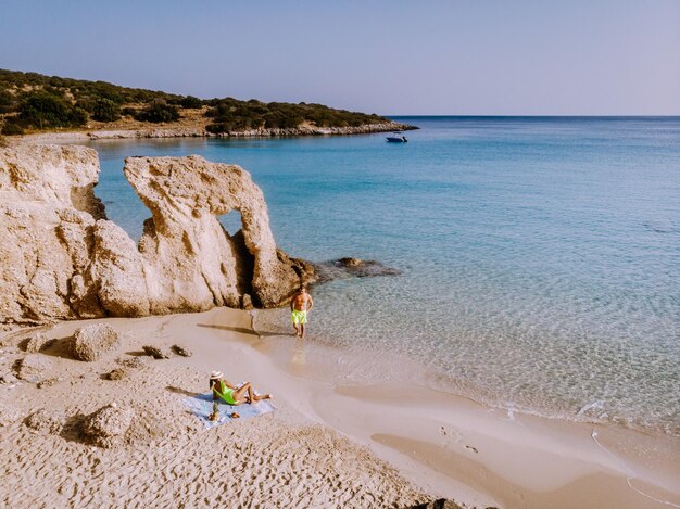 Foto rocce sulla spiaggia contro un cielo limpido