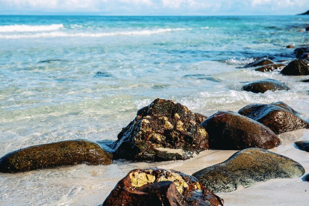 Foto rocce sulla spiaggia contro il mare