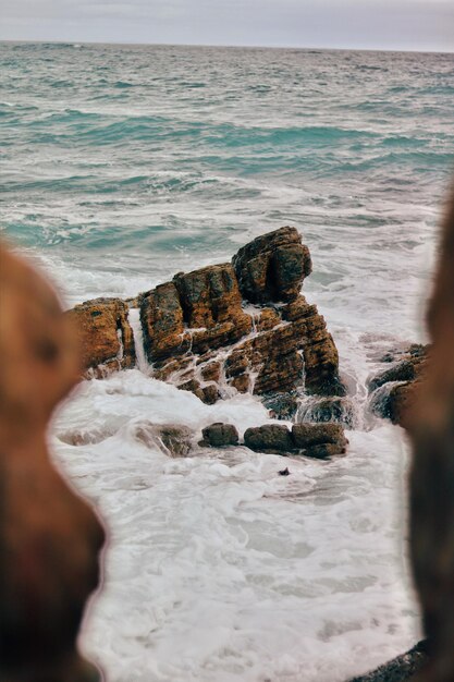 Foto rocce sulla spiaggia contro il mare