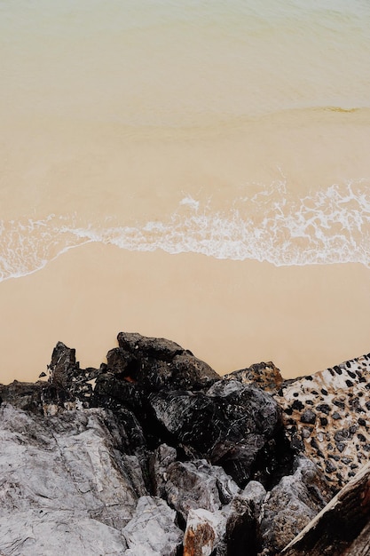 Photo rocks on beach against sea