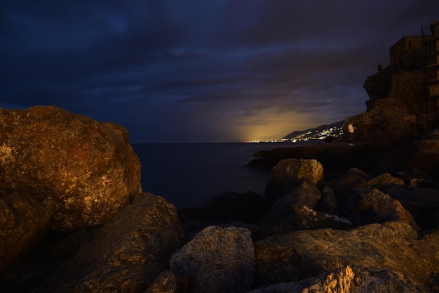 Foto rocce sulla spiaggia contro il cielo durante il tramonto