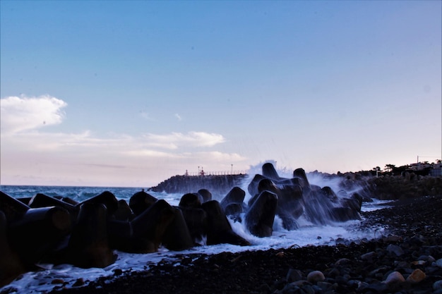 Foto rocce sulla spiaggia contro il cielo