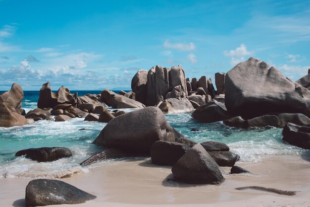 Photo rocks on beach against sky