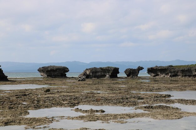 Foto rocce sulla spiaggia contro il cielo