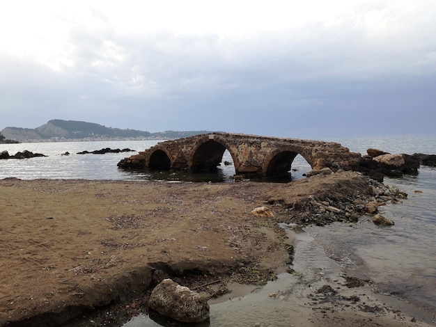 Foto rocce sulla spiaggia contro il cielo