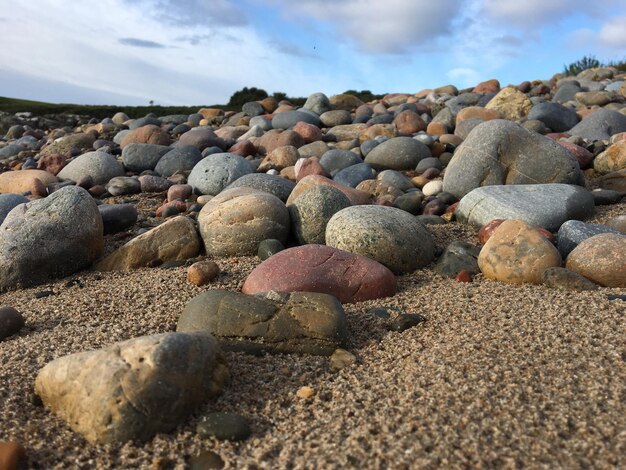 Photo rocks on beach against sky
