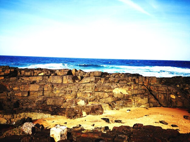 Photo rocks on beach against sky