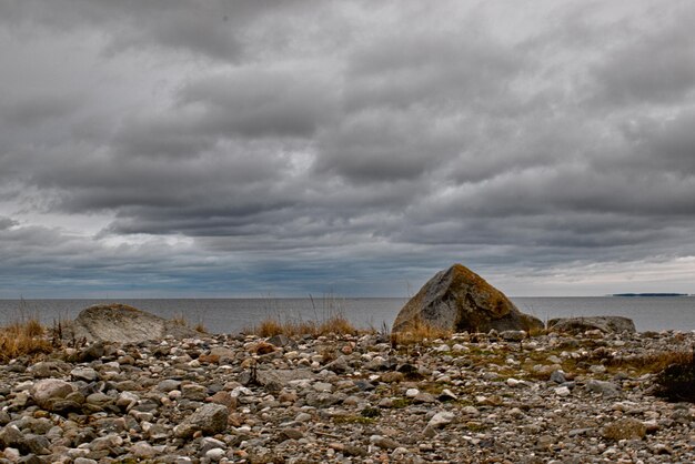 Foto rocce sulla spiaggia contro il cielo