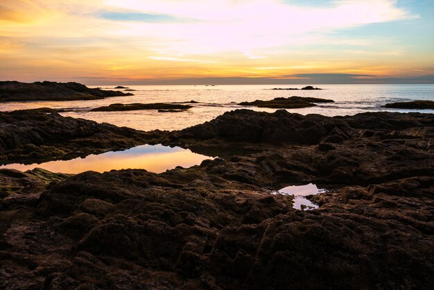 Rocce sulla spiaggia al mattino