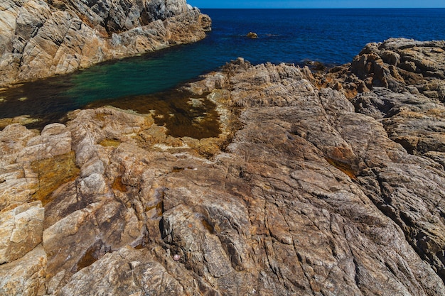 Скалы на пляже, морской залив