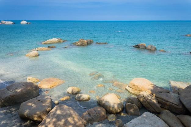 浜辺の岩