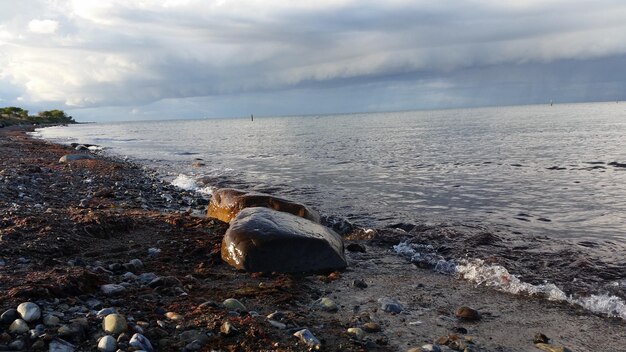 Foto rocce sulla spiaggia