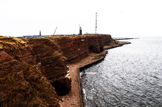 Foto rocce sul mare contro un cielo limpido