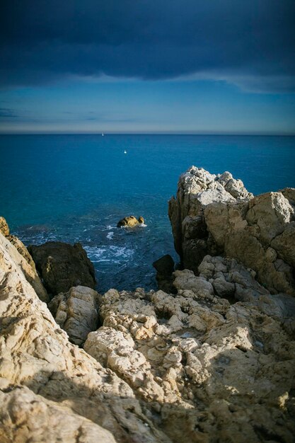 Foto rocce sul mare contro il cielo