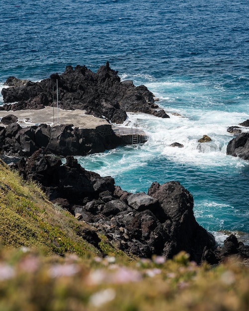 晴れた日に海辺の岩