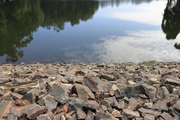 Photo rocks by the water in the lake