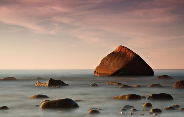 Photo rocks in calm sea