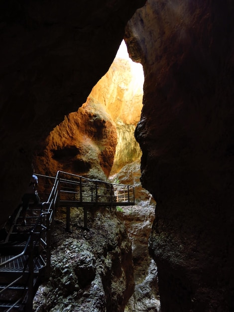 Foto rocce nella grotta