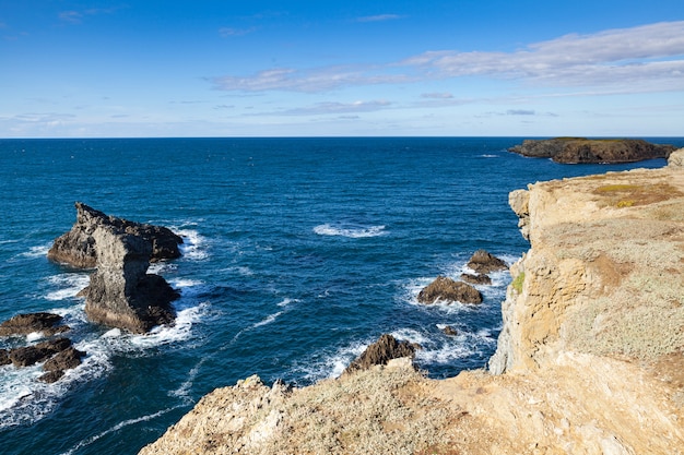 フランスの有名な島ベル・イル・アン・メールの海の岩と崖