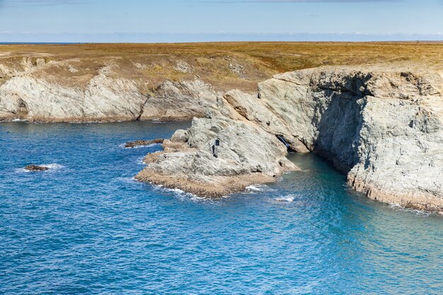 フランスの有名な島Belle Ile en Merの海の岩と崖