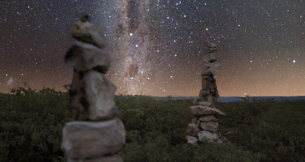 Foto rocce sul campo contro il cielo di notte