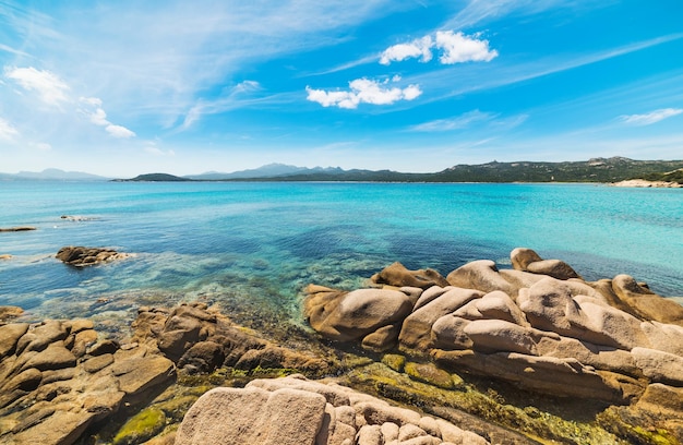 Rocce nella spiaggia la celvia sardegna