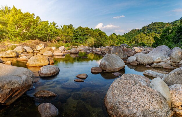 Photo rocks in lake against sky