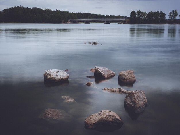 Photo rocks in lake against sky