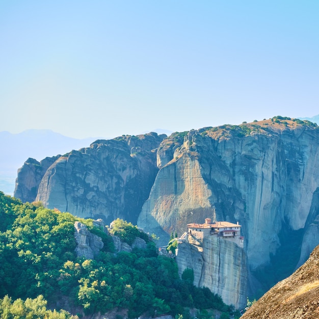 崖の上のRousanou尼僧とギリシャのメテオラの岩-ギリシャの風景