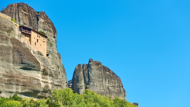 Agios Nikolaos Anapafsas 수도원이 있는 Meteora 바위, 그리스 - 자신의 텍스트를 위한 공간이 있는 그리스 풍경