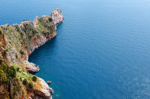 Alanya 해안에서 바위. 위에서 본