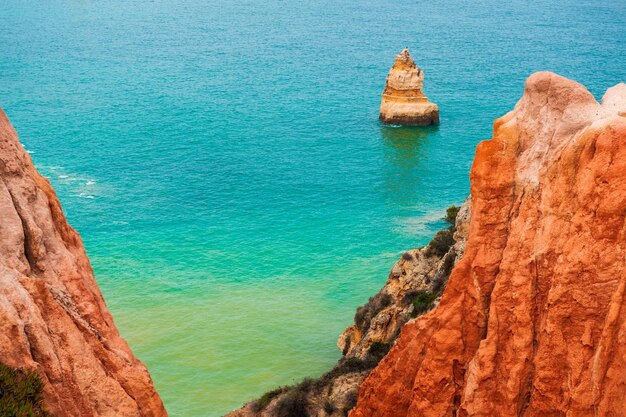 Фото Скалы на берегу атлантического океана в алгарве, португалия. красивый летний морской пейзаж, известное место для путешествий