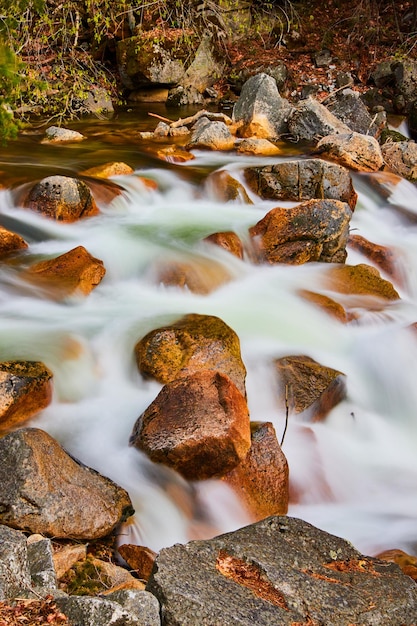 Камни в реке с каскадом воды