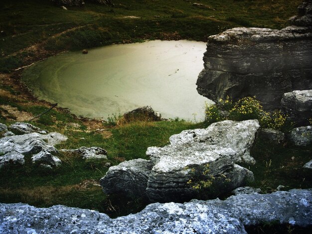 Foto rocce sulla riva del fiume