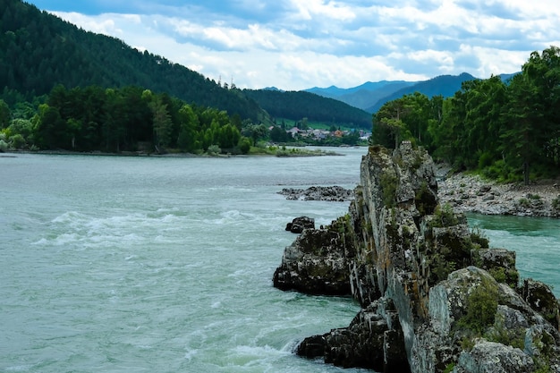 Скалы в реках Blue River Горизонтальное фото Природа Канады Горы Канады