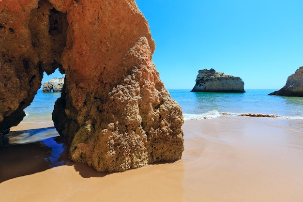 모래 해변 Dos Tres Irmaos(Portimao, Alvor, Algarve, Portugal)에 있는 바위.