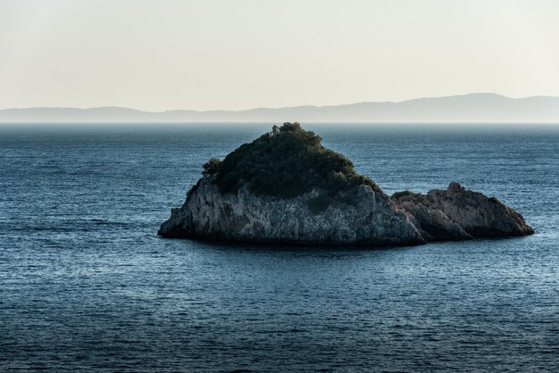 Скалы в море на чистом небе .