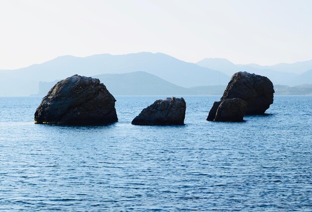 Photo rocks in sea against clear sky