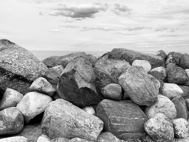 Photo rocks in sea against sky
