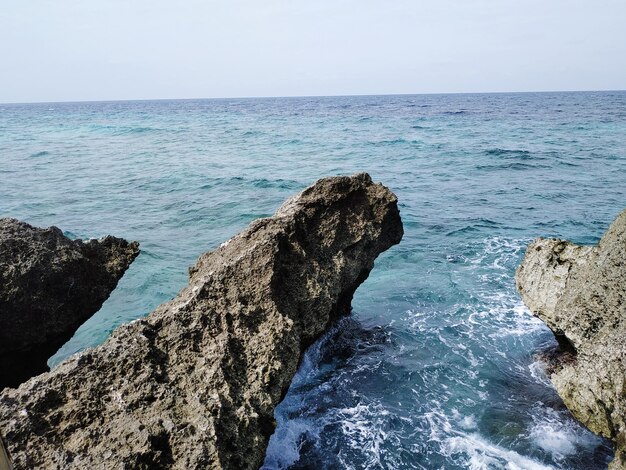 Foto rocce in mare contro il cielo