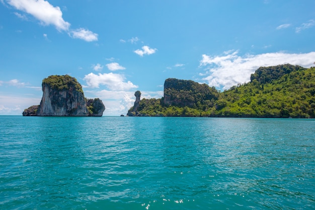 Скалы, море и голубое небо