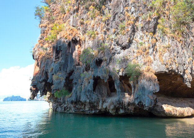 Скалы, море и голубое небо