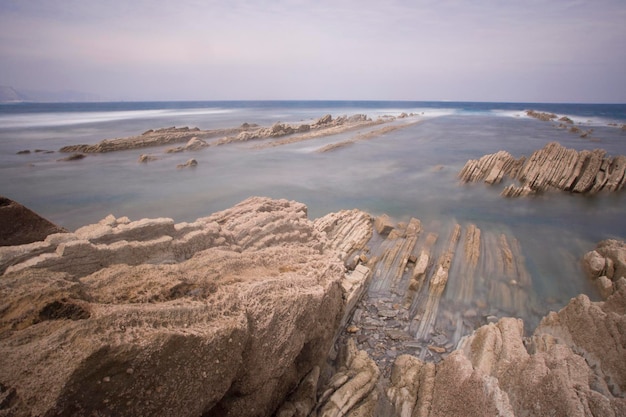 Photo rocks in a sea landscape in the coast