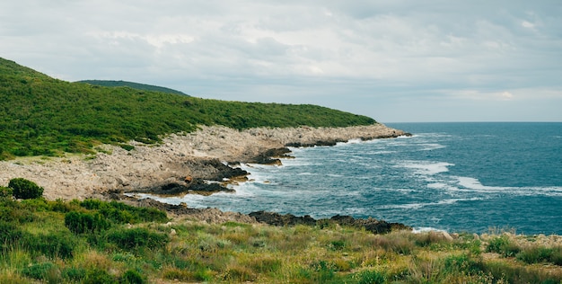 モンテネグロの岩の多い海岸の野生のビーチのdangeroの海の岩