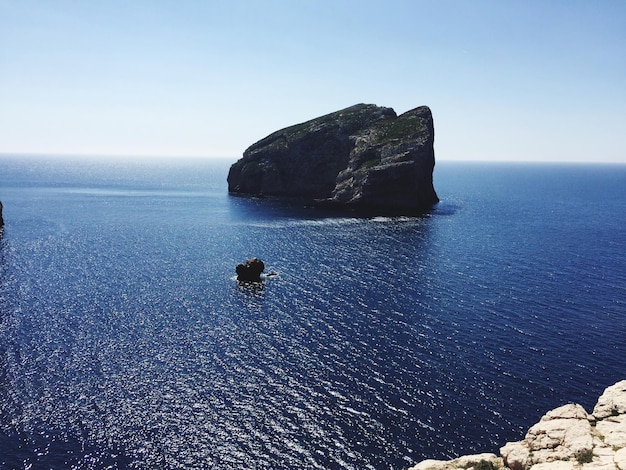 Foto rocce sulla riva del mare contro un cielo limpido