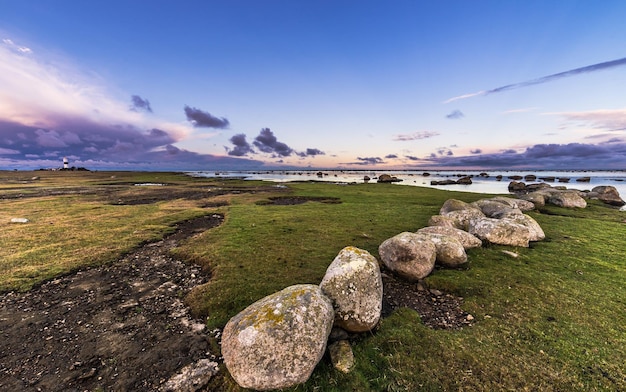 Foto rocce sulla riva del mare contro il cielo in olanda
