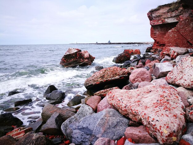 Foto rocce sulla riva del mare contro il cielo